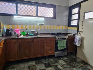 CASA EN VENTA 3 AMB CON COCHERA LOMAS DE ZAMORA