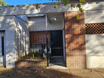 CASA EN VENTA 3 AMB CON COCHERA LOMAS DE ZAMORA