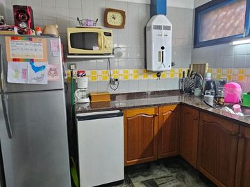 CASA EN VENTA 3 AMB CON COCHERA LOMAS DE ZAMORA