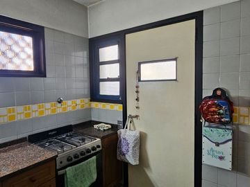 CASA EN VENTA 3 AMB CON COCHERA LOMAS DE ZAMORA