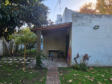 CASA EN VENTA 3 AMB CON COCHERA LOMAS DE ZAMORA