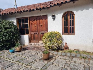 Excelente casa en consolidado condominio de la comuna