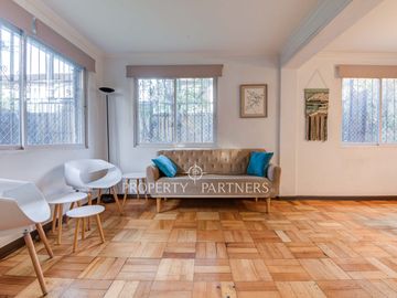 Casa venta las condes con patio y estacionamiento  Metro Manquehue