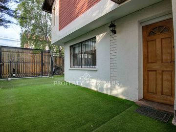 Casa venta las condes con patio y estacionamiento  Metro Manquehue