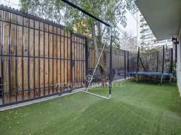 Casa venta las condes con patio y estacionamiento  Metro Manquehue