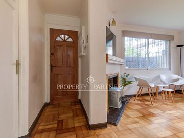 Casa venta las condes con patio y estacionamiento  Metro Manquehue