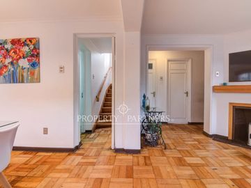 Casa venta las condes con patio y estacionamiento  Metro Manquehue