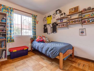 Casa venta las condes con patio y estacionamiento  Metro Manquehue