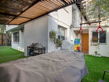 Casa venta las condes con patio y estacionamiento  Metro Manquehue