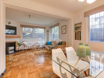 Casa venta las condes con patio y estacionamiento  Metro Manquehue