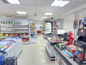Gran Local de dos pisos en Av. Irarrázaval