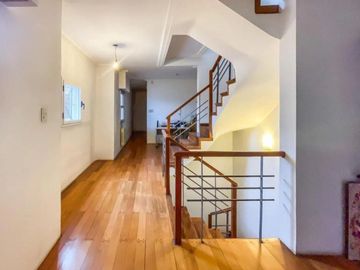 CASA VENTA LA PLATA 4 DORMITORIOS  APTO BANCO
