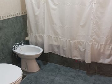 CASA VENTA LA PLATA 4 DORMITORIOS  APTO BANCO