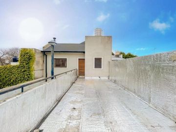 CASA VENTA LA PLATA 4 DORMITORIOS  APTO BANCO