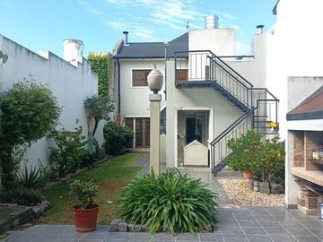 CASA VENTA LA PLATA 4 DORMITORIOS  APTO BANCO