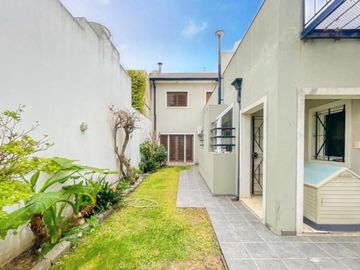 CASA VENTA LA PLATA 4 DORMITORIOS  APTO BANCO
