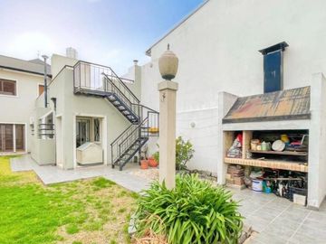 CASA VENTA LA PLATA 4 DORMITORIOS  APTO BANCO