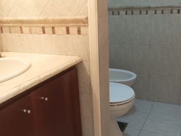 CASA VENTA LA PLATA 4 DORMITORIOS  APTO BANCO