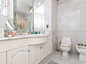 Venta casa 5 ambientes, cochera, gran parque.