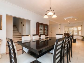 Venta casa 5 ambientes, cochera, gran parque.