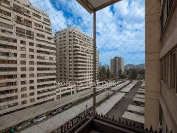 Remodelado Sector Parque Araucano  en tranquila calle con excelente conectividad