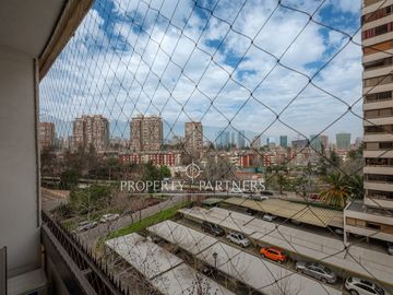 Remodelado Sector Parque Araucano  en tranquila calle con excelente conectividad