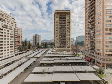 Remodelado Sector Parque Araucano  en tranquila calle con excelente conectividad