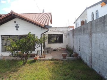 VENTA DE CASA EN CALDERON CON PISCINA