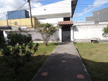 VENTA DE CASA EN CALDERON CON PISCINA