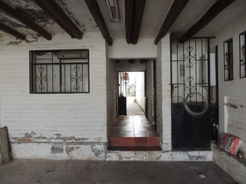 VENTA DE CASA EN CALDERON CON PISCINA