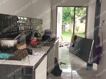 Rumah baru minimalis modern kolam renang area depan Sentul city