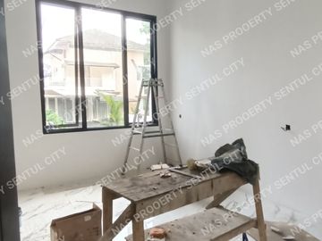 Rumah baru minimalis modern kolam renang area depan Sentul city
