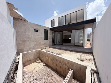 CASA EN VENTA MERIDA, CHOLUL, LUMINA, PRIVADA AIRA, EQUIPADA, AGOSTO 2026.