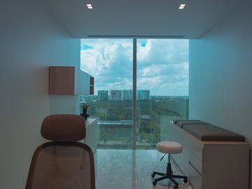 CONSULTORIO EN VENTA MERIDA, TEMOZON NORTE, RASCACIELOS THE SKY, LISTO.