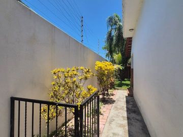 CASA RESIDENCIAL EN RENTA, TIPO COLONIAL, ALBERCA. CARMEN, CAMPECHE.