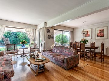 Casa con gran potencial, con amplio jardín y piscina
