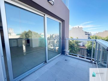 Monoambiente a estrenar al frente con balcón, Liniers.