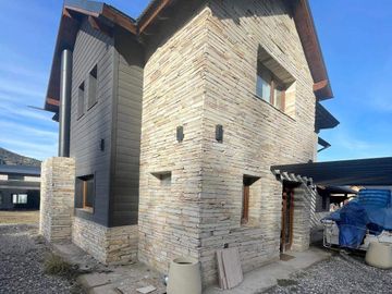 FINA PATAGONIA. Casa en venta c/ cochera en San Martin de los Andes