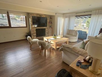 FINA PATAGONIA. Casa en venta c/ cochera en San Martin de los Andes