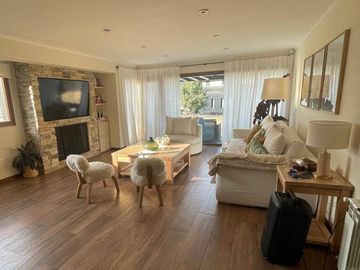 FINA PATAGONIA. Casa en venta c/ cochera en San Martin de los Andes