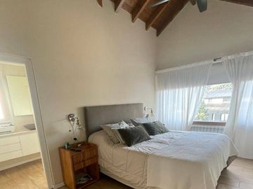 FINA PATAGONIA. Casa en venta c/ cochera en San Martin de los Andes