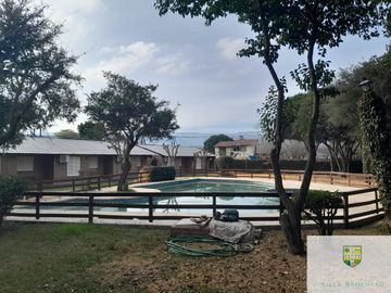 N034CB – ¡OPORTUNIDAD! COMPLEJO DE CABAÑAS A 300M DEL RIO PANAHOLMA.