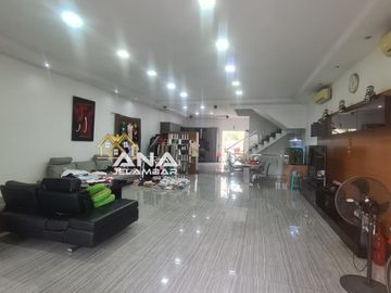 ANA RUMAH MEWAH LUAS 8X22M BANGUNAN BAGUS DAN KOKOH DI JELAMBAR