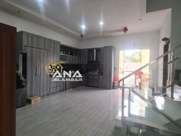 ANA RUMAH MEWAH LUAS 8X22M BANGUNAN BAGUS DAN KOKOH DI JELAMBAR