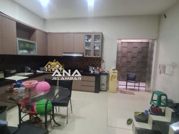 ANA RUMAH MEWAH LUAS 8X22M BANGUNAN BAGUS DAN KOKOH DI JELAMBAR