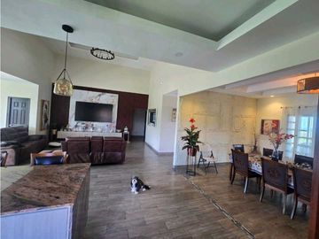 VENTA DE CASA EN BOQUETE CERCADA