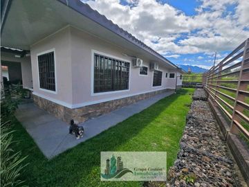 VENTA DE CASA EN BOQUETE CERCADA