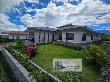 VENTA DE CASA EN BOQUETE CERCADA