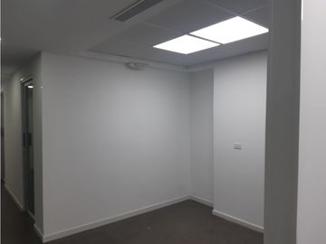 Se Vende Local en Av Santa Elena