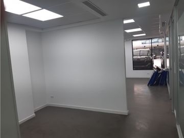 Se Vende Local en Av Santa Elena